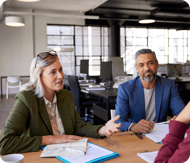 Três pessoas conversando em um escritório